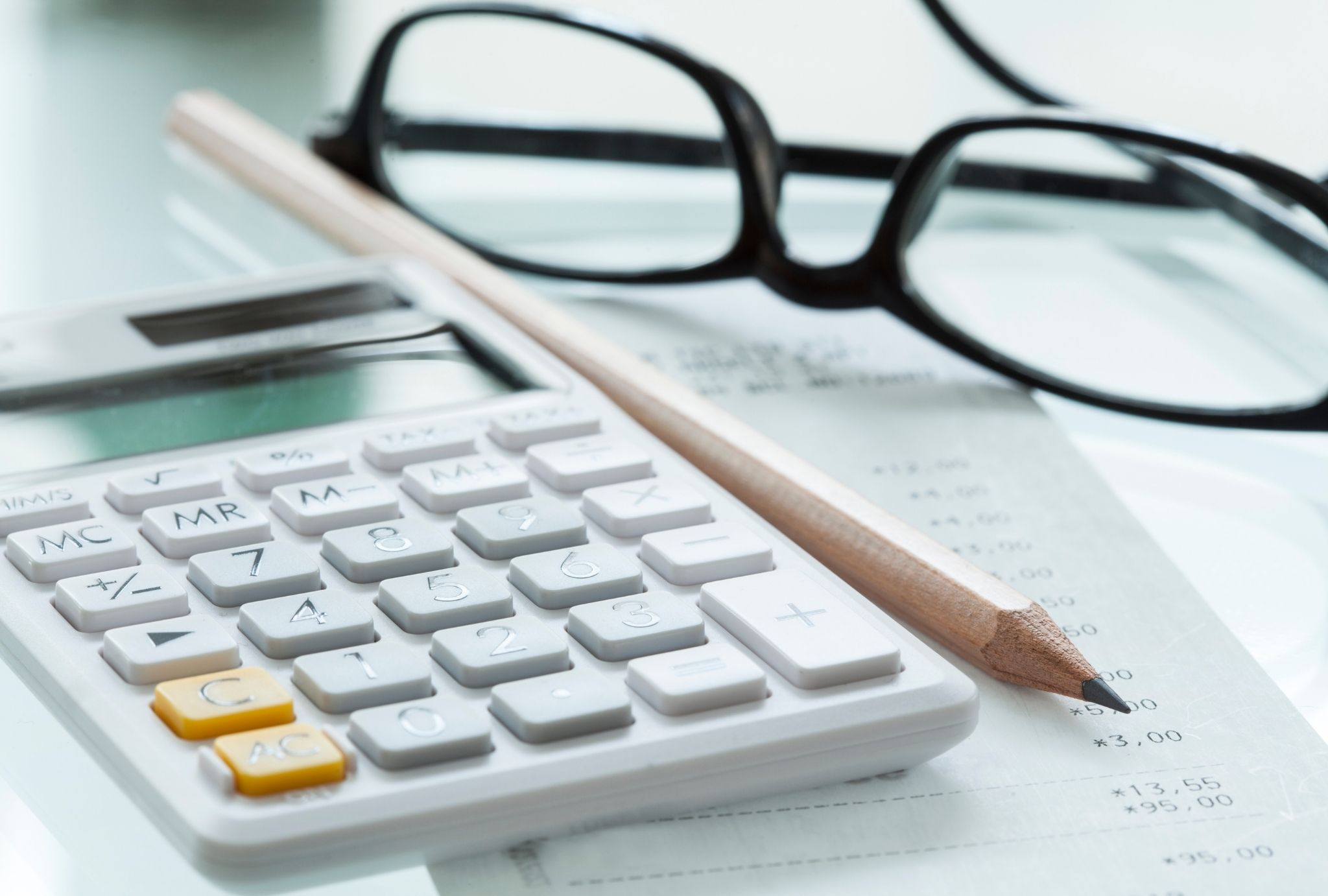 Calculation. Очки калькулятор. Калькулятор на столе. Ручка калькулятор. Калькулятор и очки картинки.